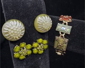 Lot 041 0 Bid(s)
Vintage Liz Claiborne Enamel Bracelet and Earrings Coordinating Set