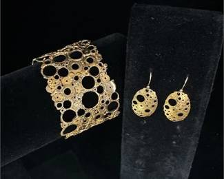 Lot 020-H 0 Bid(s)
Gold Tone Industrial Bracelet and Earring Set