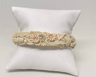 Lot 026 2 Bid(s)
Vintage Carved Celluloid Floral Bangle Bracelet