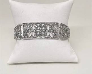 Lot 025 2 Bid(s)
Vintage Sterling and Marcasite Paneled Bracelet