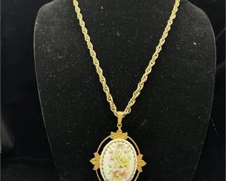 Lot 023 3 Bid(s)
Miriam Haskell Signed Vintage Floral Oval Pendant Necklace