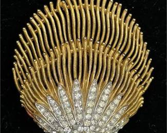 Lot 024-H 1 Bid(s)
Trifari Signed Vintage Seashell Brooch with Rhinestones