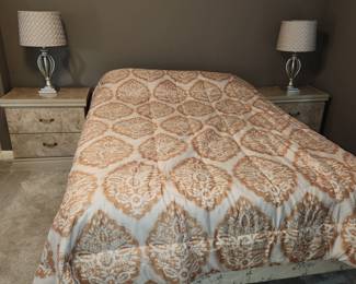 Queen bedroom set: bed, 2 matching night tables and two dressers