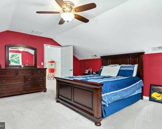 Queen bedroom set: Queen bed, 1 night table, 1 dresser, matching shelf and desk