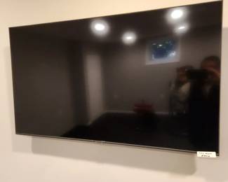 Samsung flat screen TV with wall mount