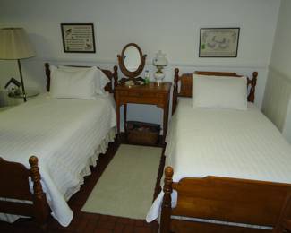 Pair of twin beds, complete sets