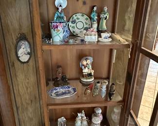 Preliminary walkthrough photo: 

Lots of knickknacks and smalls found in every room!