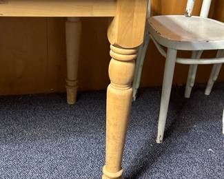 This is a terrific blond oak Farmstead Table! This table was a display piece from a furniture store. The tag tells the full story! Is in excellent condition. 