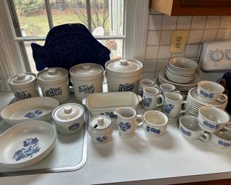 PFALTZGRAFF DINNERWARE & Accessories Yorktowne Pattern VTG (Stoneware)