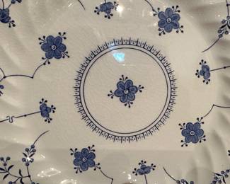 A lovely delicate set of Myott Finlandia Staffordshire England China! With serving pieces! 