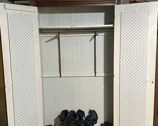 This is a LARGE antique oak wardrobe. In VERY nice condition! Two drawers at the bottom for extra storage. 