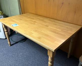 This is a terrific blond oak Farmstead Table! This table was a display piece from a furniture store. The tag tells the full story! Is in excellent condition. 
