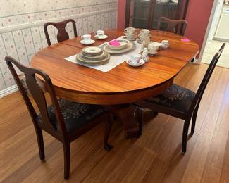 Antique Oval table with 4 chairs and 5 leaves