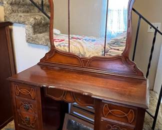 Antique bedroom set (vanity)