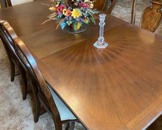 Beautiful Dining Room Table w/4 Chairs