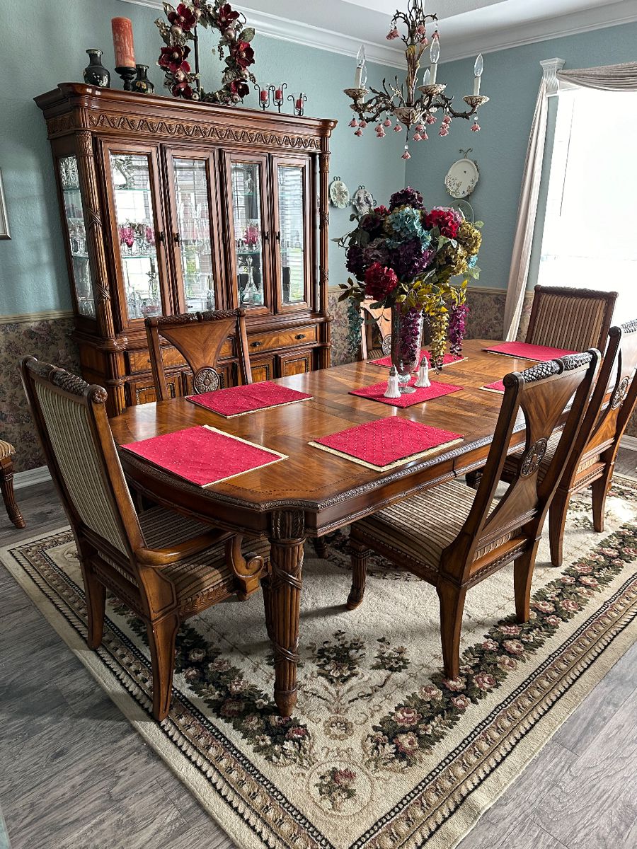 Dining Tables 2 Leafs and 8 chairs