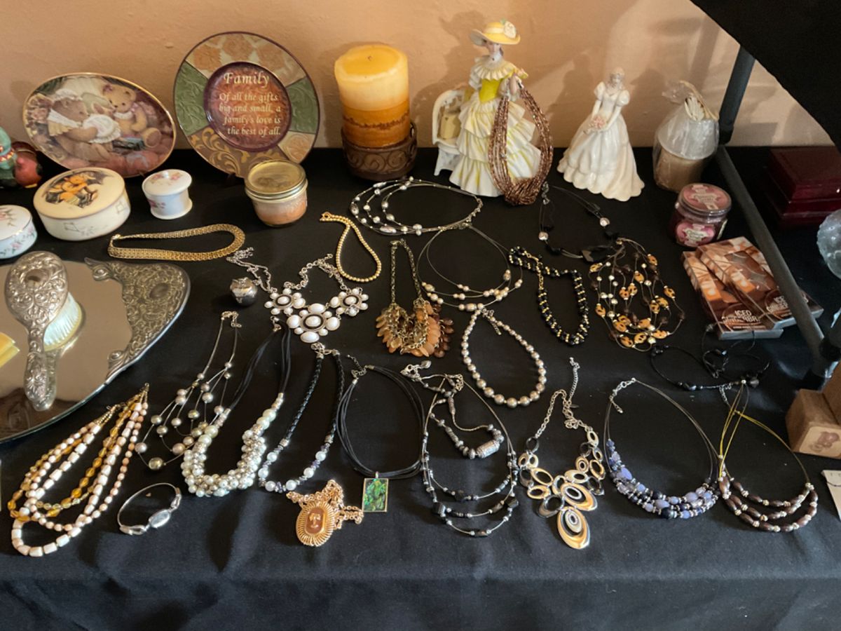 NICE COSTUME JEWELRY 