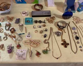 NICE COSTUME JEWELRY 