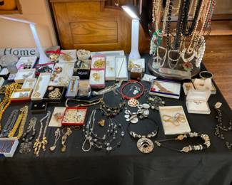 NICE COSTUME JEWELRY 