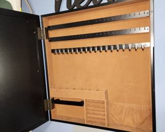 Picture/jewelry holder