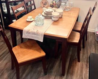 Dining room table with hidden leaf