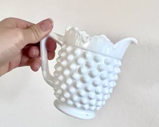 Milk glass pourer