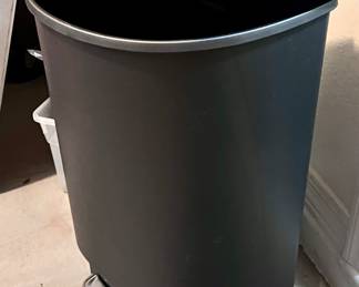 Kitchen trash with foot pedal