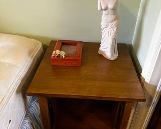 Women statue, side table 