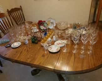 Solid wood pedestal table with two leaves