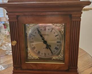 Battery operated mantle clock