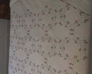 Bedspread has 2 pillows shams