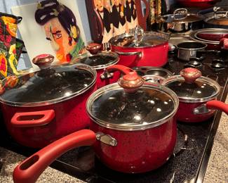 Paula Dean Cookware
Gently used
Elvis is in the background and is ready to sing for you while you’re cutting up vegetables 