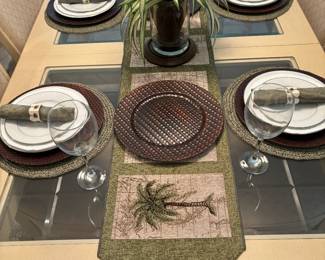 Stanley Table w/ 6 chairs has one leaf.