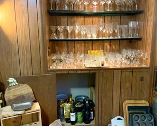 Carved into stone Gecko. Nice full size rug in great shape. Barware