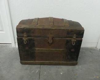 Vintage/Antique Early 1900s Dome Top Steamer Trunk with Removeable Shelf Insert & Key