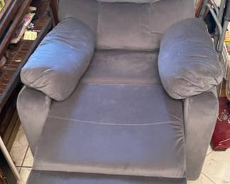 NEVER USED BAERS ELECTRIC RECLINER ( been covered)( This is not an oversized recliner) 