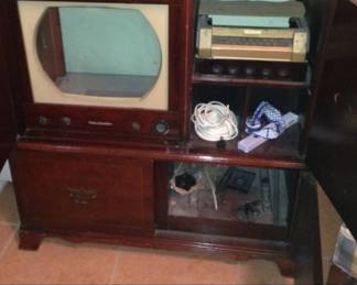 RCA VINTAGE (Tv/Radio) CABINET 