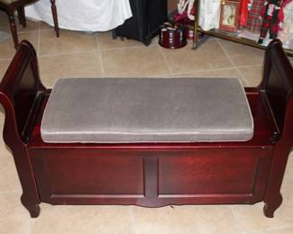 STORAGE BENCH w/CUSHION 