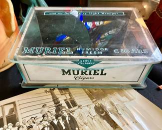 Glass Muriel Cigars humidor
