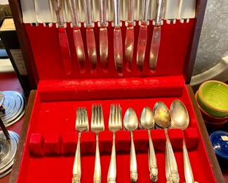 silver plate flatware set
