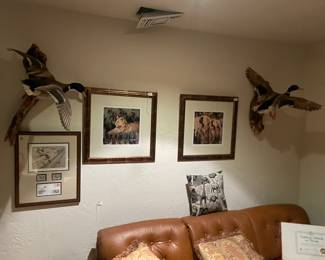 Nice leather couch & an outdoorsman's decor...