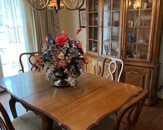 Table with 2 leaves, 6 chairs and matching hutch