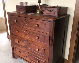 Gentlemen’s chest of drawers 