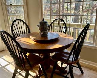 Very nice round kitchen table with 4 chairs