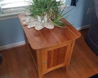 Sturdy end table with storage