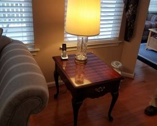 Thomasville end table; table lamp