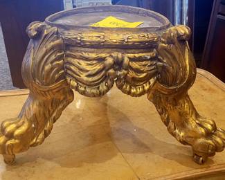 Golden lions foot display, very Bridgerton 