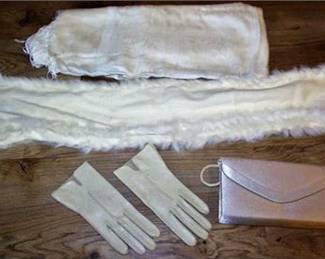 Lot 061   7 Bid(s)
Scarf Gloves Purse lot