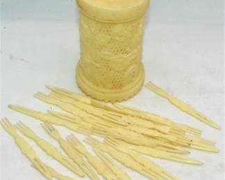 Lot 098   1 Bid(s)
Olive Hors D'oeuvres Forks set