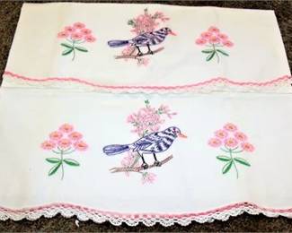 Lot 032   3 Bid(s)
Embroidered Pillow Case birds flowers